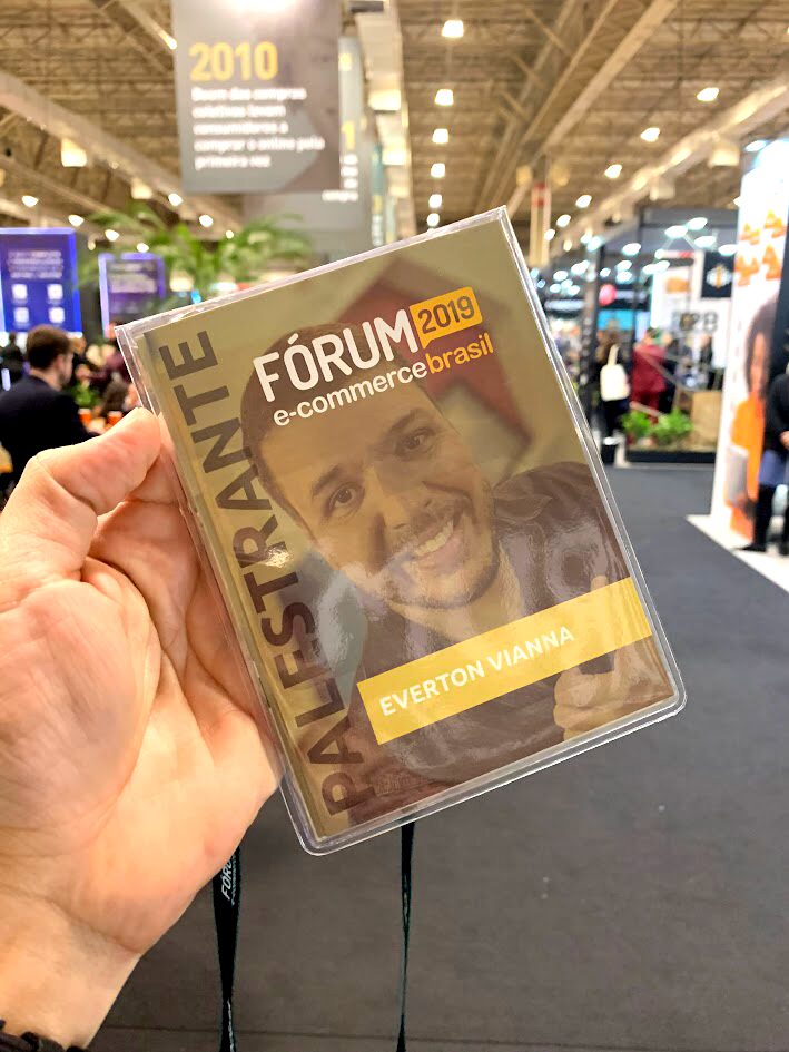 Crachá de palestrante de Everton Vianna no Fórum E-commerce Brasil 2019 durante evento do setor de tecnologia e negócios digitais.