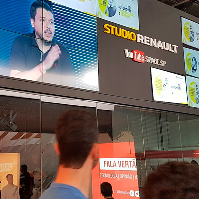 Everton Vianna (Vertão), criador de conteúdo de tecnologia, ministrando workshop no Studio Renault durante o Salão do Automóvel
